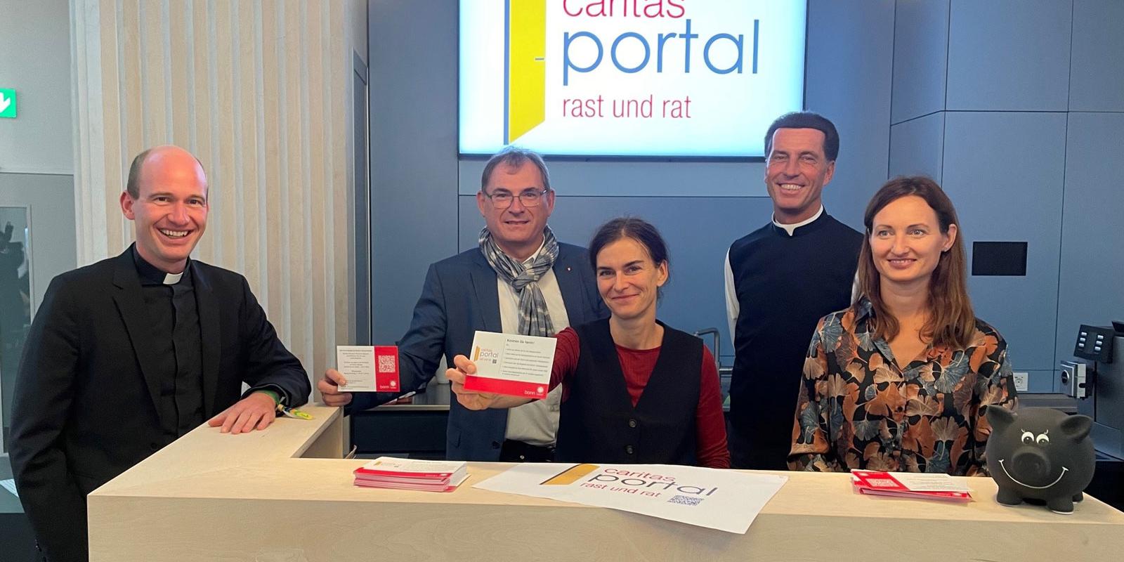 Verantwortliche stehen an einer Theke (c) Stadtdekanat Bonn/Schultz Verantwortliche stehen an einer Theke