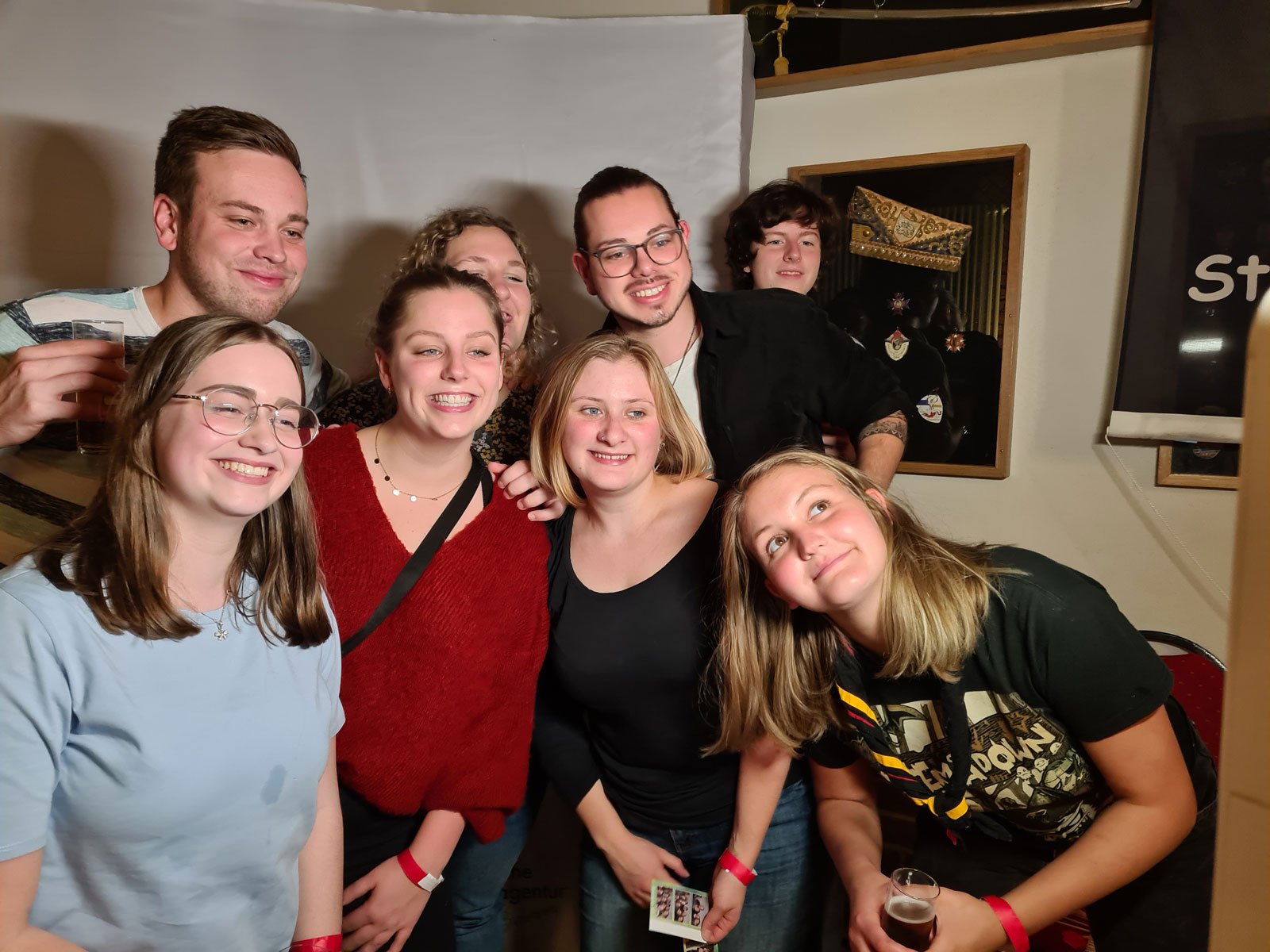 Junge Leute in der Fotobox beim Dankeabend 2021