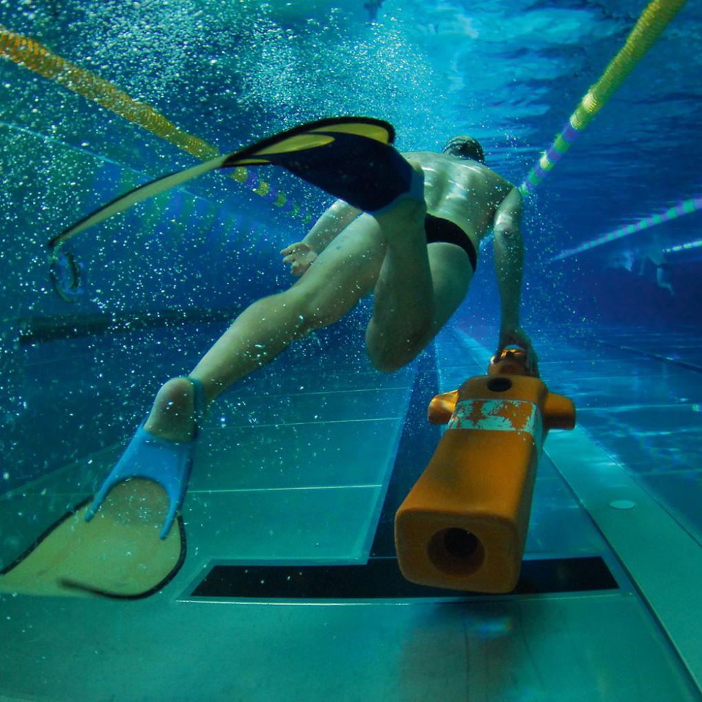 Rettungsschwimmer im Hallenbad