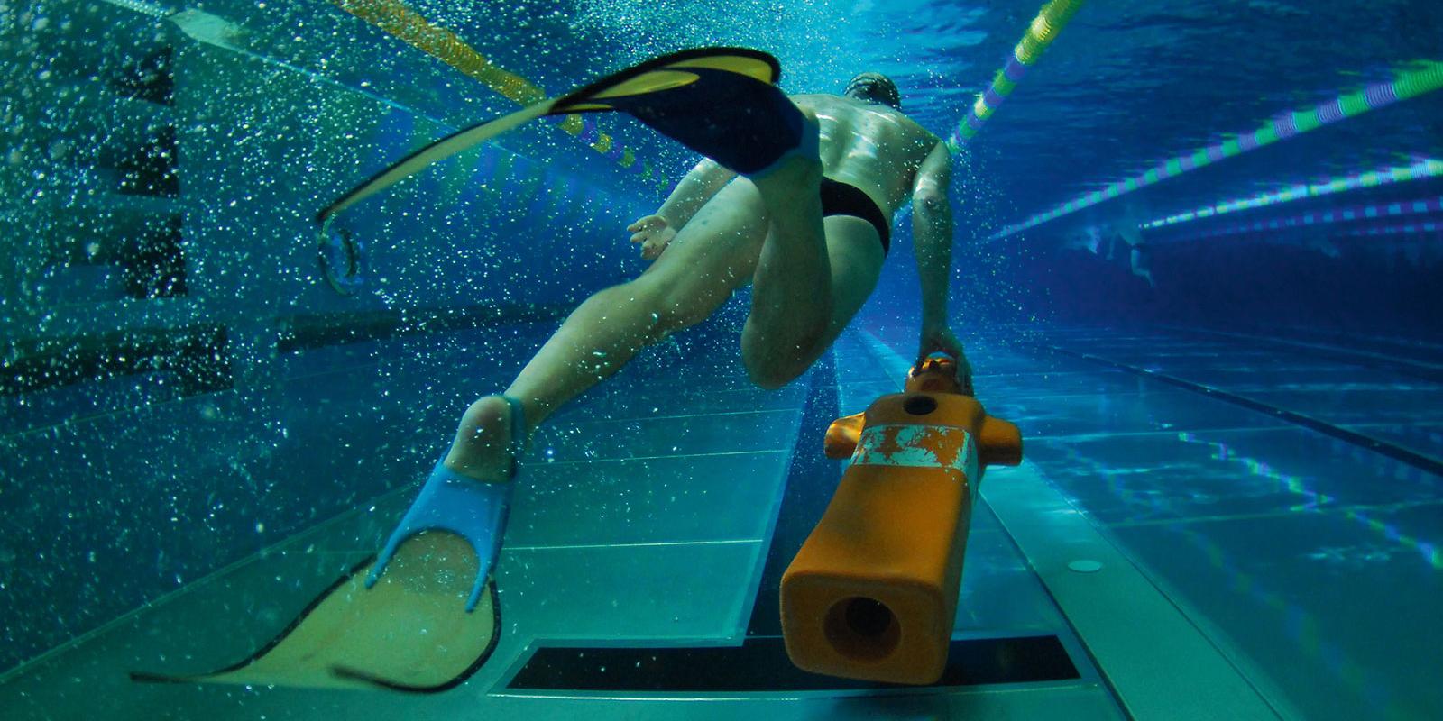 Rettungsschwimmer im Hallenbad