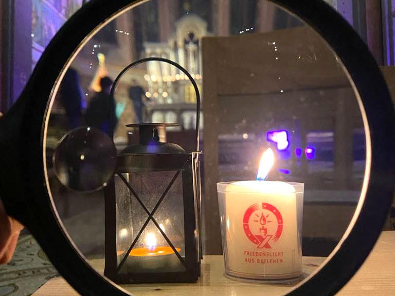 Kerze brennt in einer Kirche