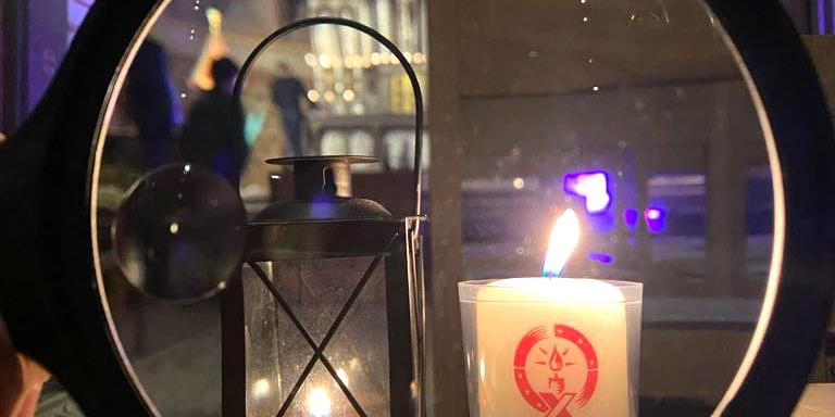 Kerze brennt in einer Kirche