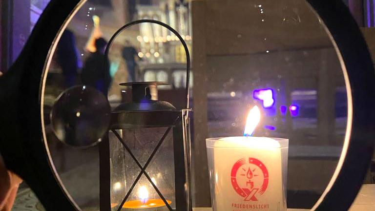 Kerze brennt in einer Kirche