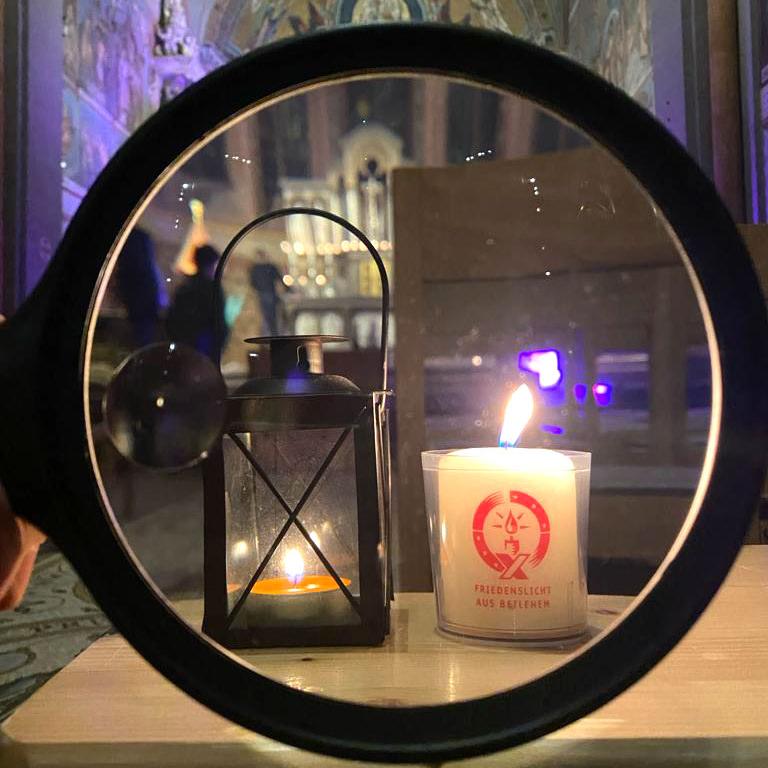 Kerze brennt in einer Kirche