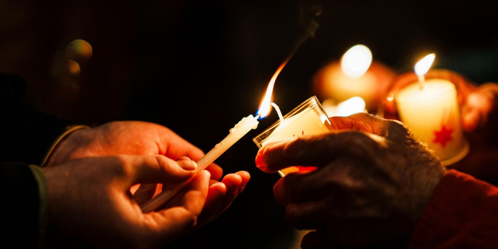 Friedenslicht 2025 im Bonner Münster (c) Jacob Maibaum Friedenslicht 2025 im Bonner Münster