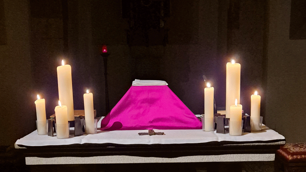 Altar im Kerzenscheint