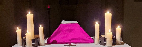 Altar im Kerzenscheint