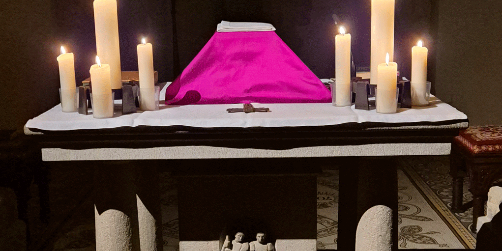 Altar im Kerzenscheint