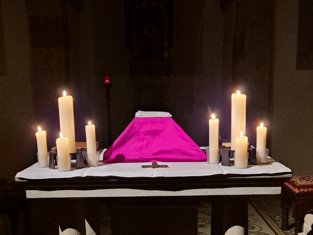 Altar im Kerzenscheint