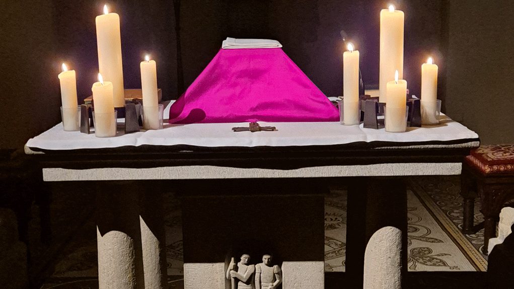 Altar im Kerzenscheint