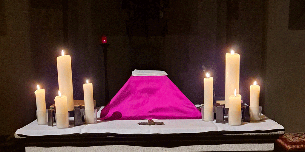 Altar im Kerzenscheint