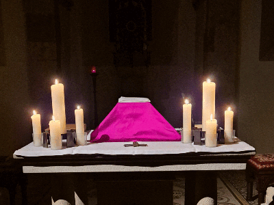 Altar im Kerzenscheint