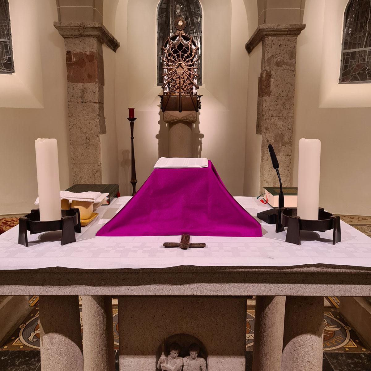 Altar mit Kelch und Schale