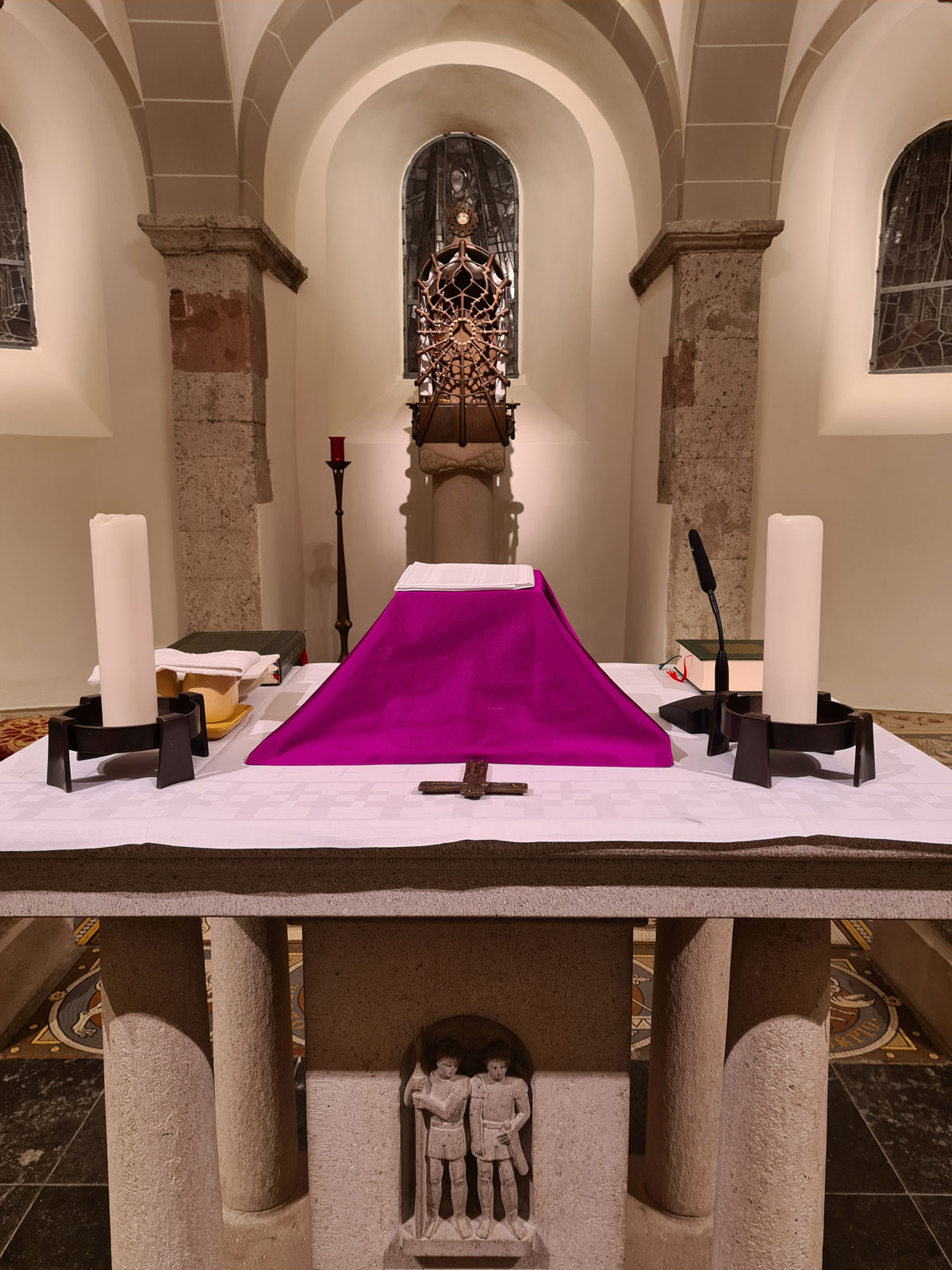 Altar mit Kelch und Schale