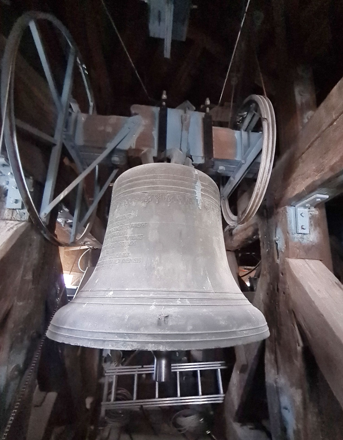 Helena-Glocke im Bonner Münster, 1650 kg, Durchmesser: 139 cm, Schlagton: d′ –7