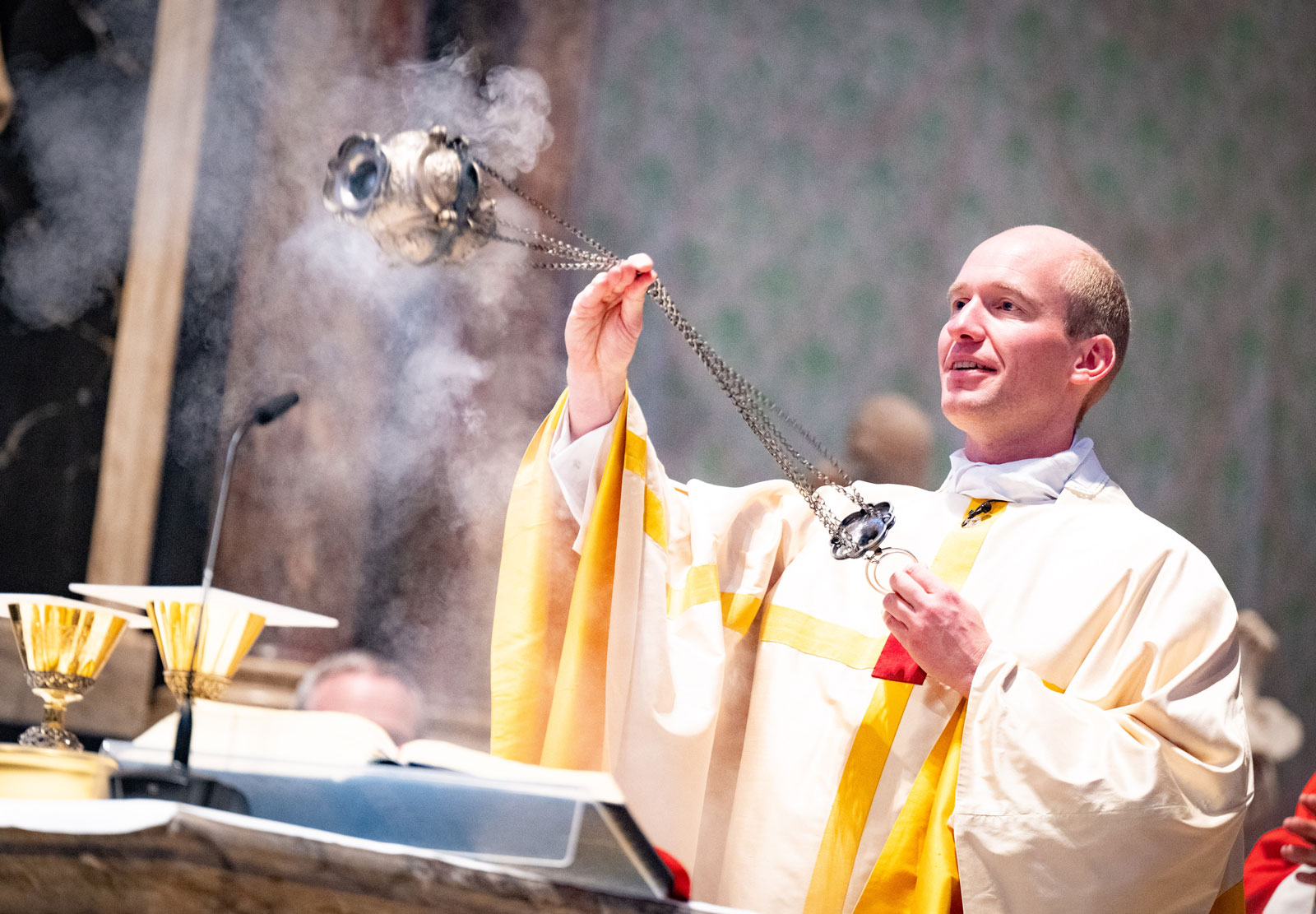 Stadtjugendseelsorger Christian Jasper bei einem feierlichen Gottesdienst im Bonner Münster 2024.