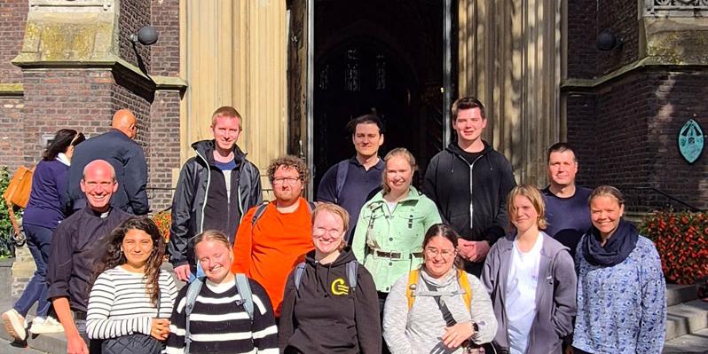 Gruppenfoto vor der Marienbasilika