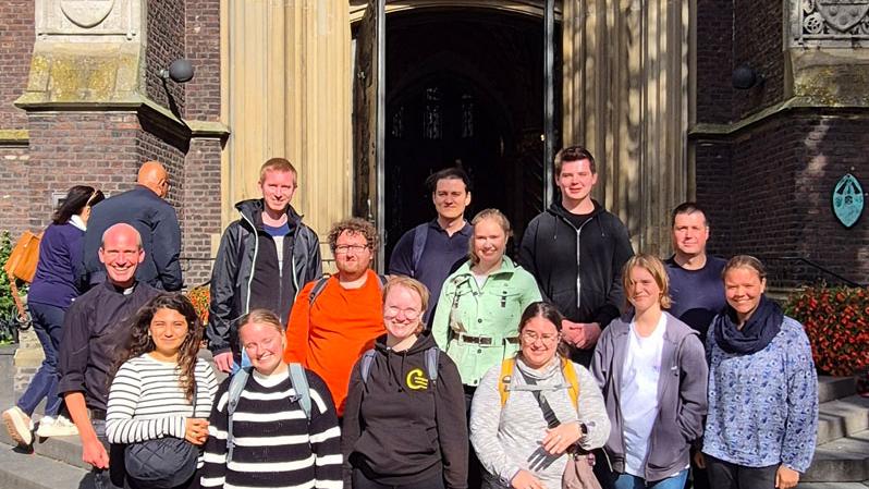 Gruppenfoto vor der Marienbasilika