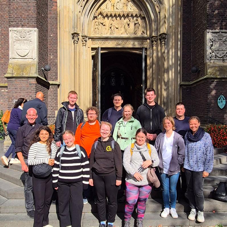 Gruppenfoto vor der Marienbasilika