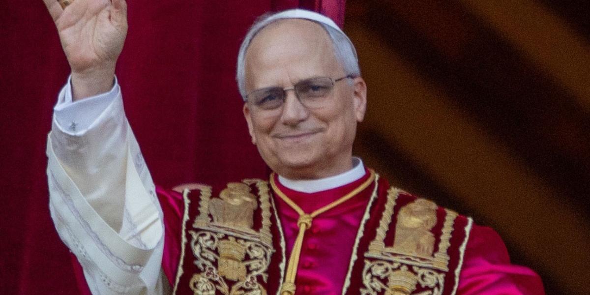 Papst Leo nach seiner Wahl vor dem Petersdom