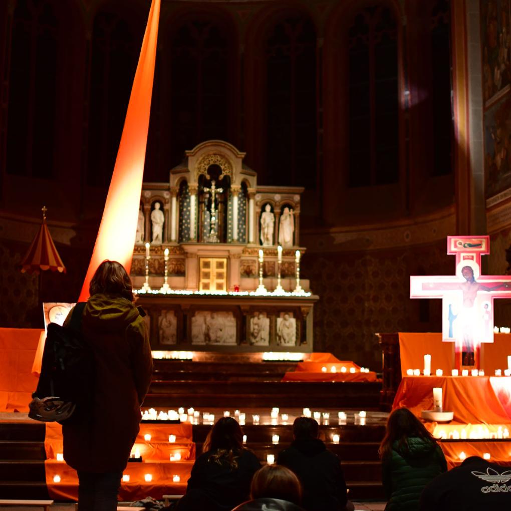 Menschen beten in einer Kirche
