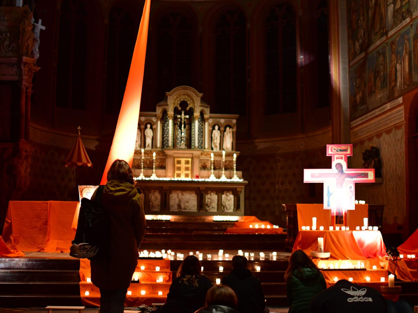 Menschen beten in einer Kirche