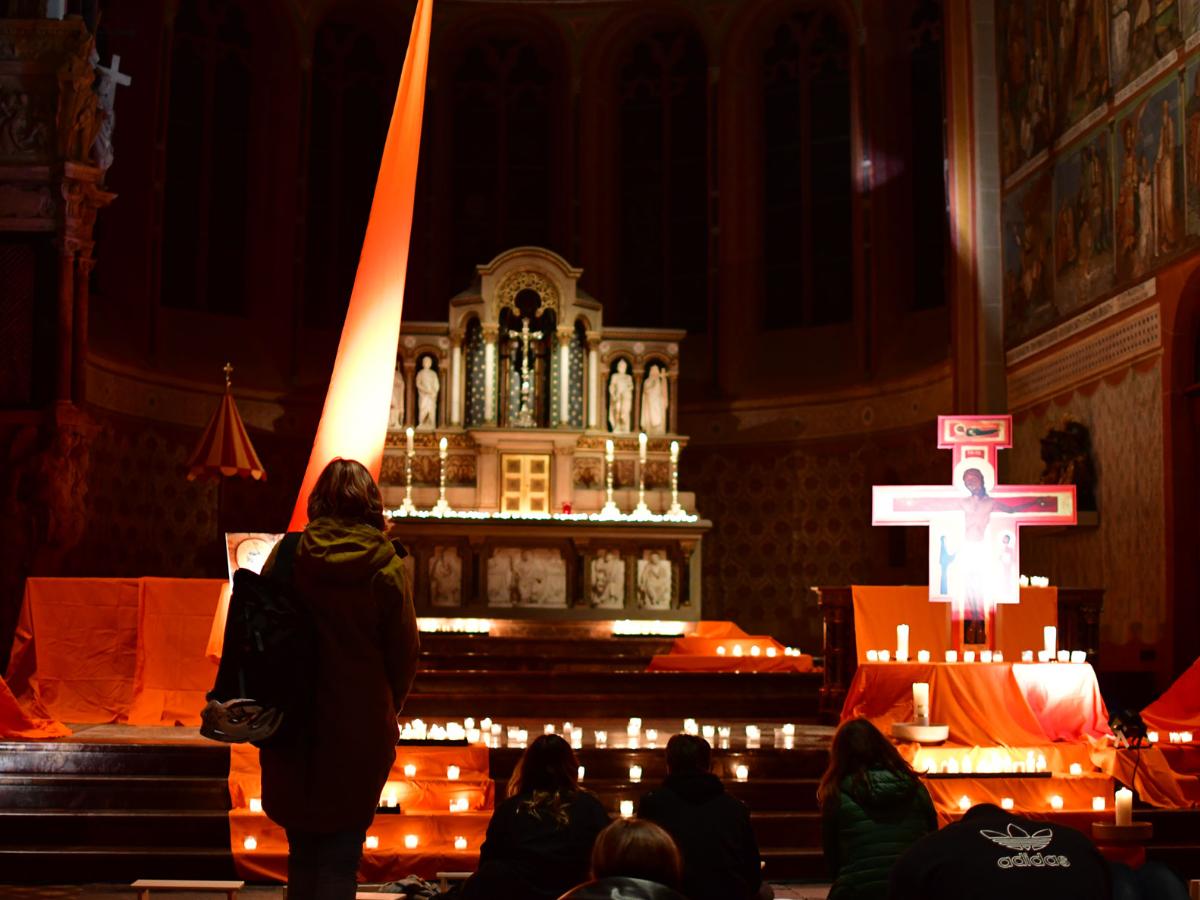 Menschen beten in einer Kirche
