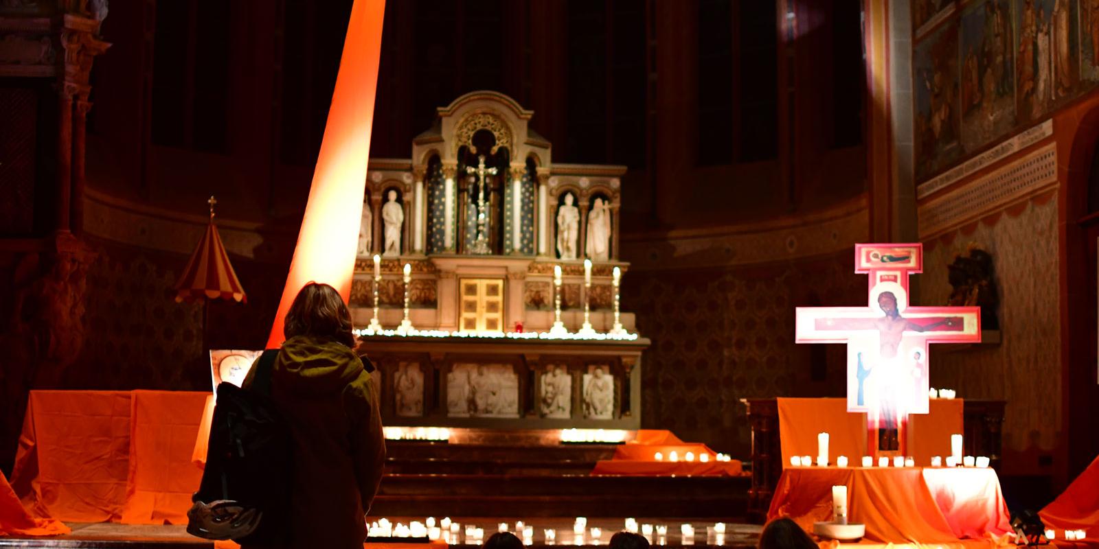 Menschen beten in einer Kirche