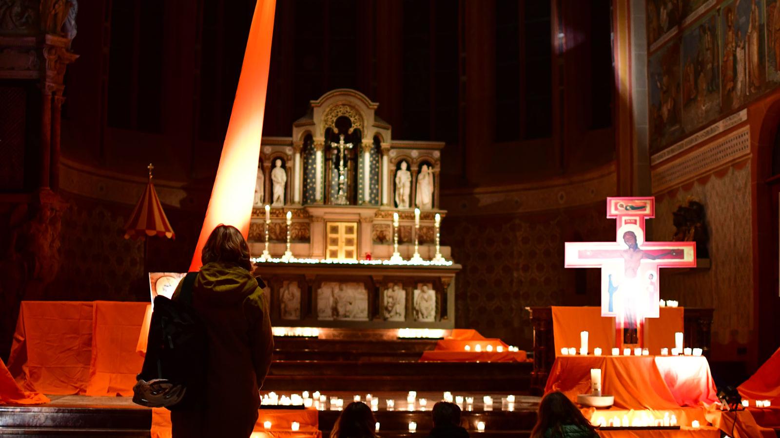 Menschen beten in einer Kirche