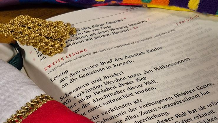 Lektionar mit Narrenkappe