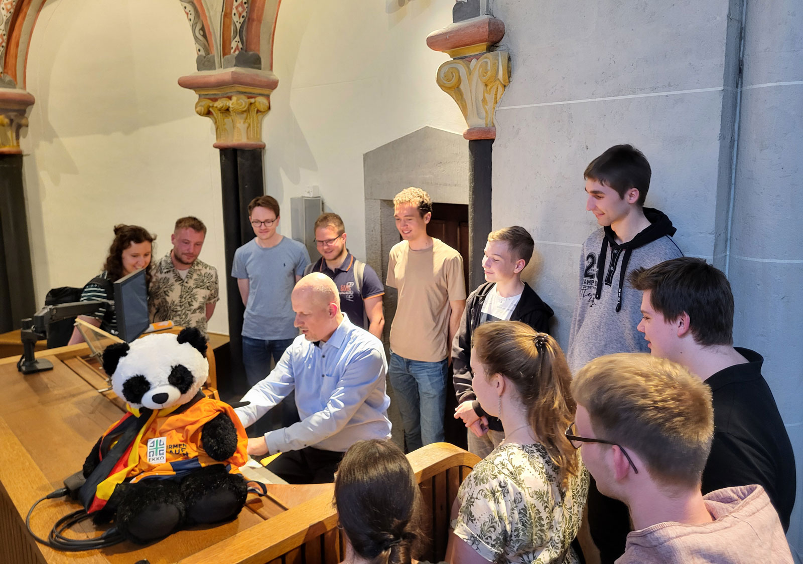 Gruppe an einer Kirchenorgel
