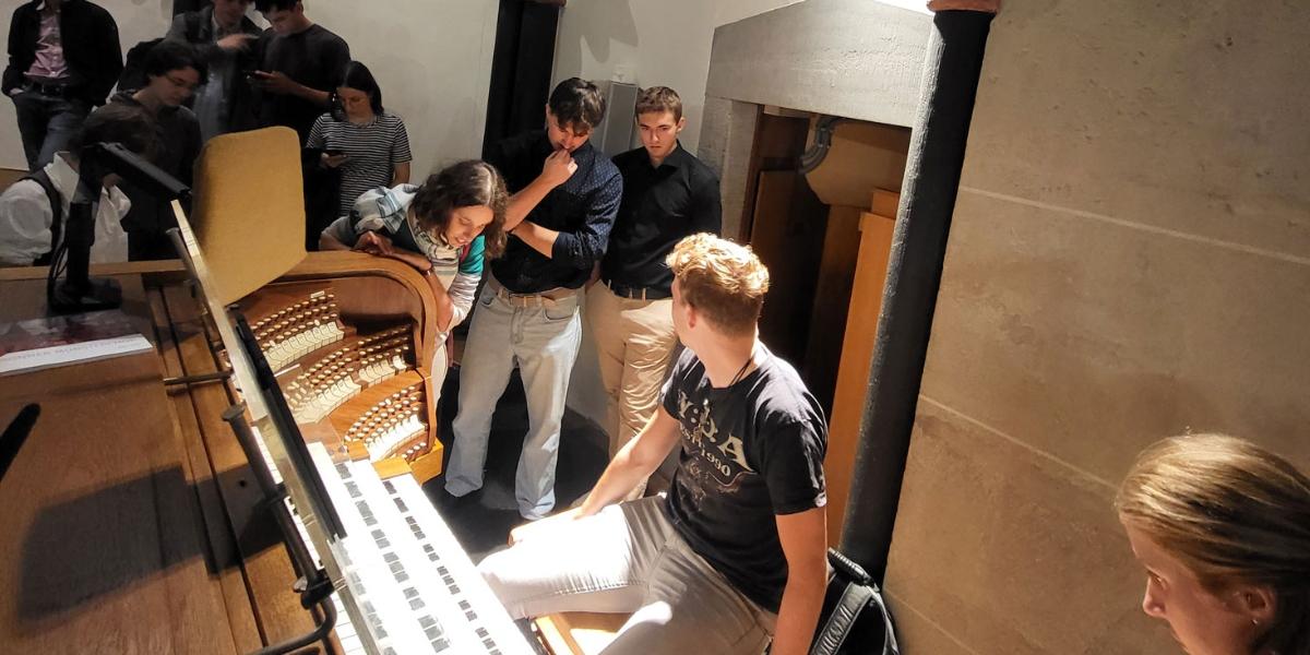 Junge Leute an der Klais-Orgel