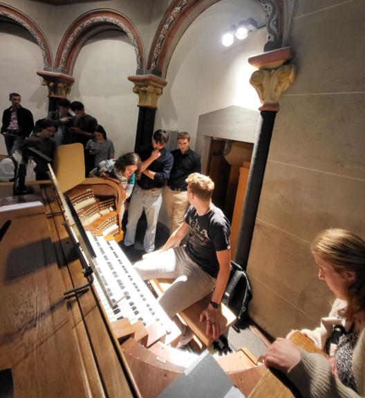 Junge Leute an der Klais-Orgel