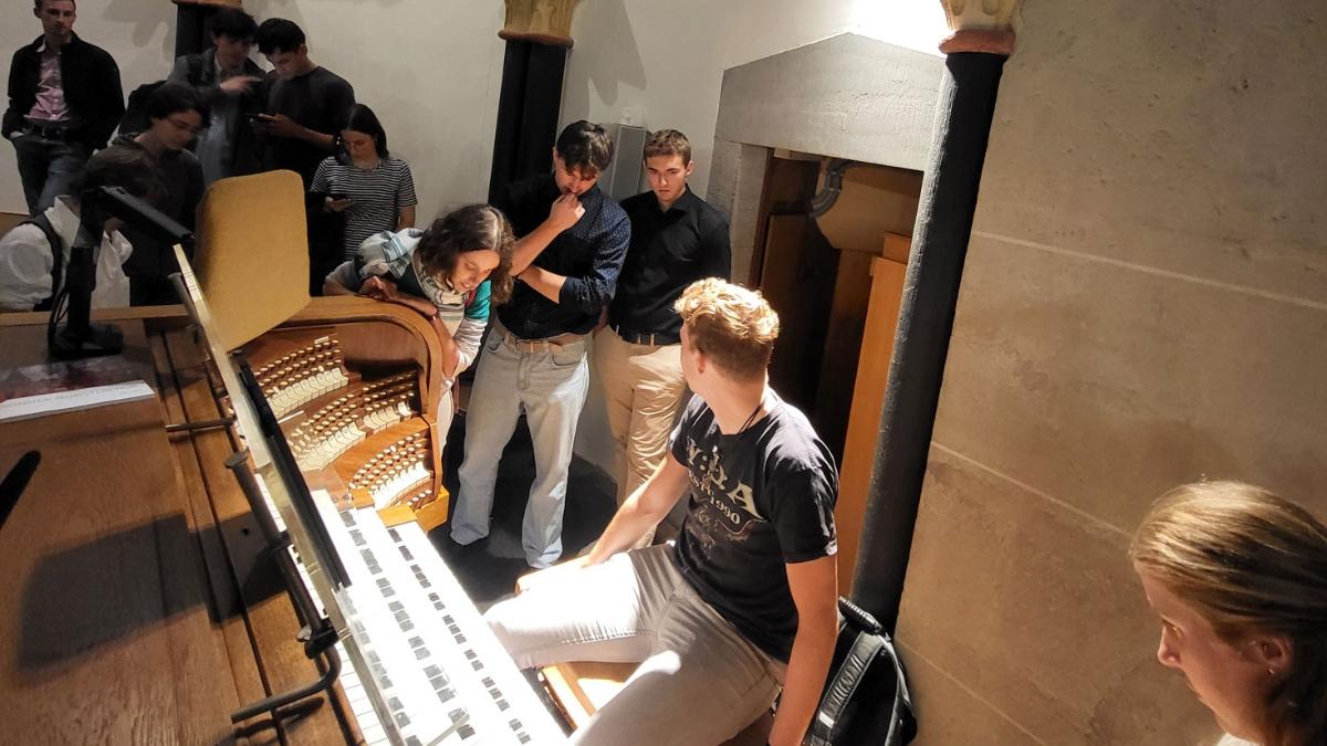 Junge Leute an der Klais-Orgel