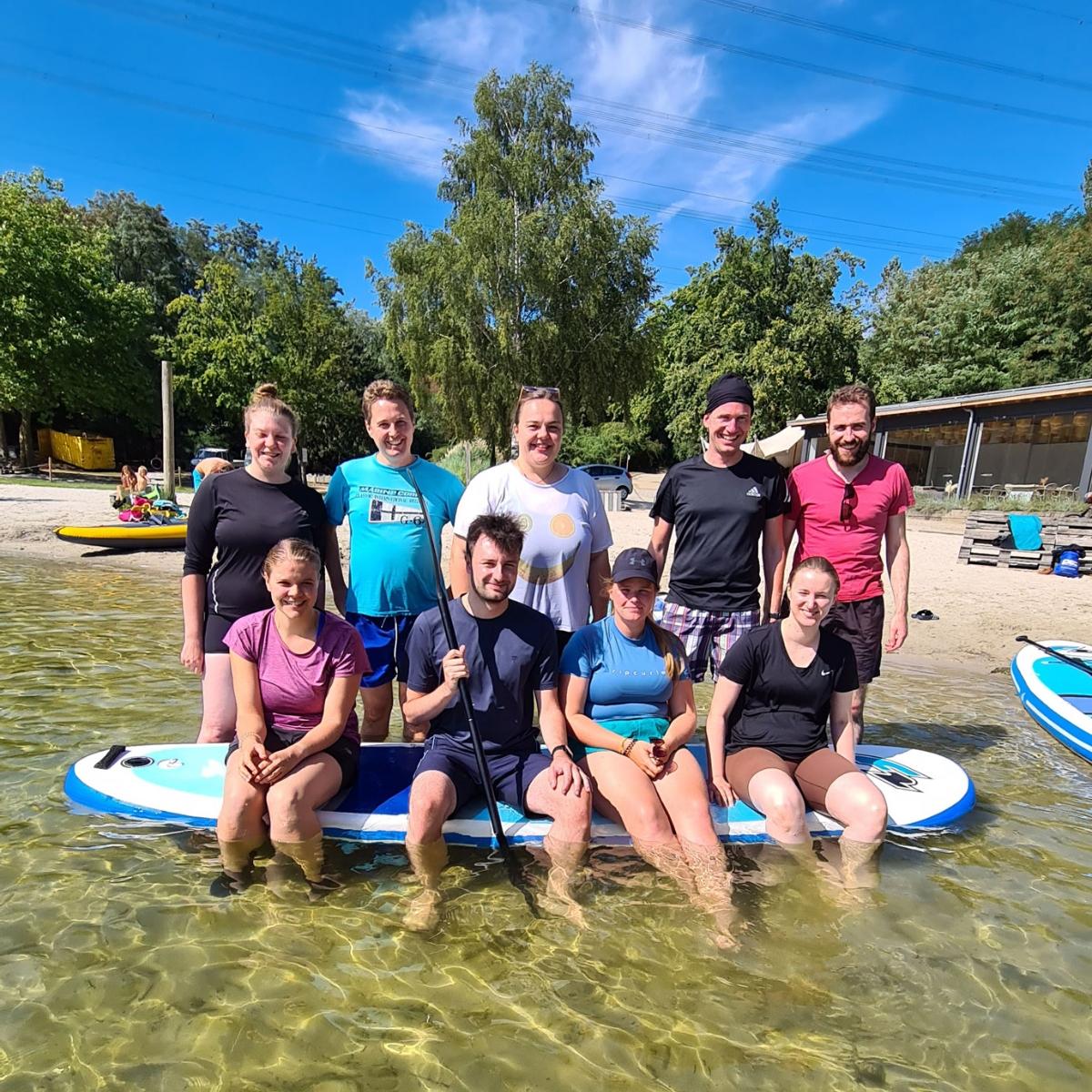 Gruppenfoto beim Stand-Up-Paddling auf dem Bleibtreusee in Brühl
