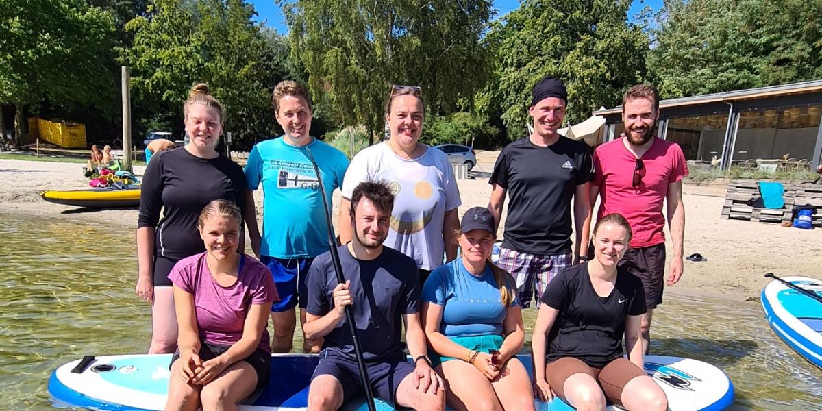 Gruppenfoto beim Stand-Up-Paddling auf dem Bleibtreusee in Brühl