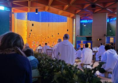 Morgengebet in der Kirche in Taizé