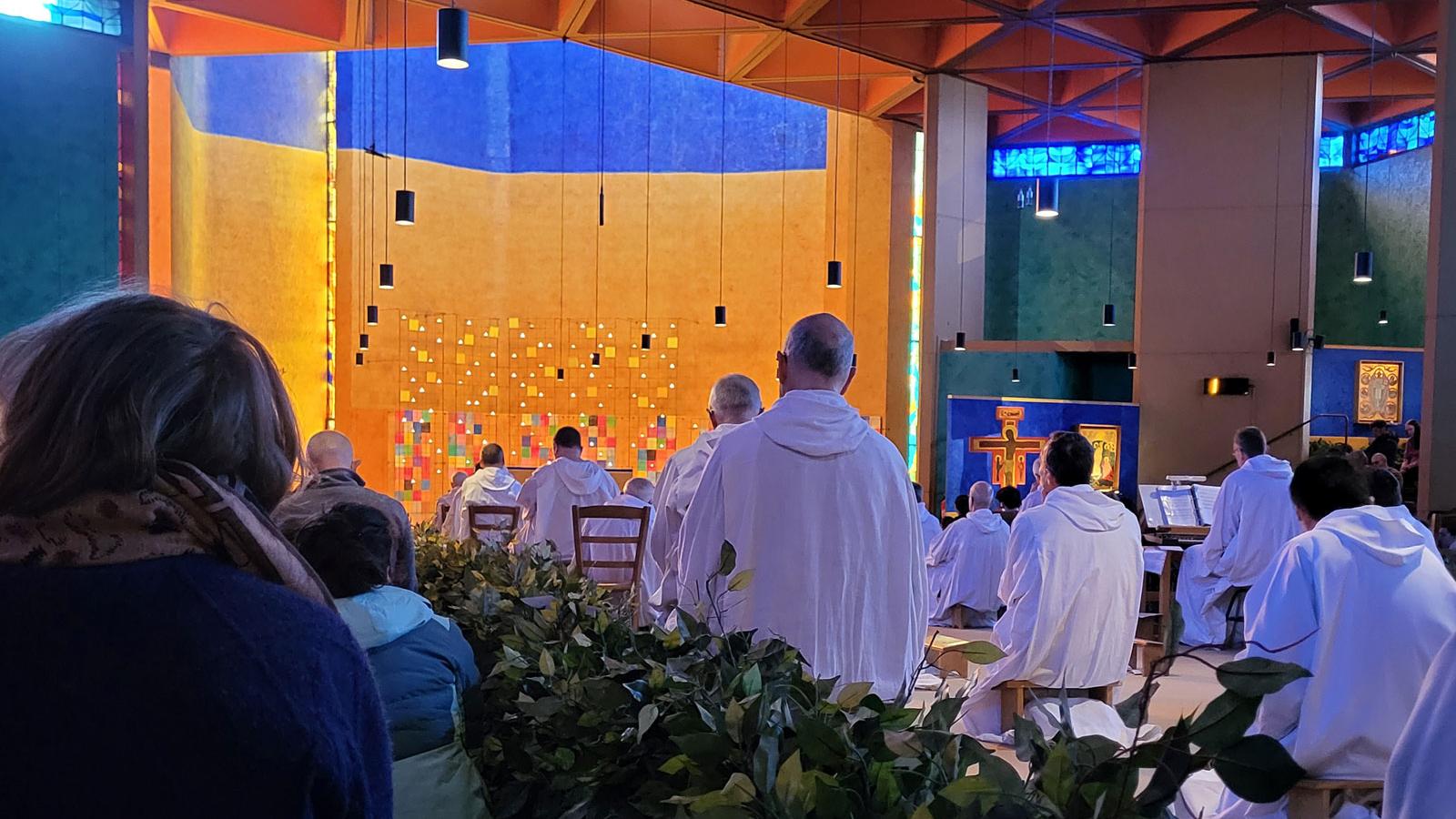 Morgengebet in der Kirche in Taizé
