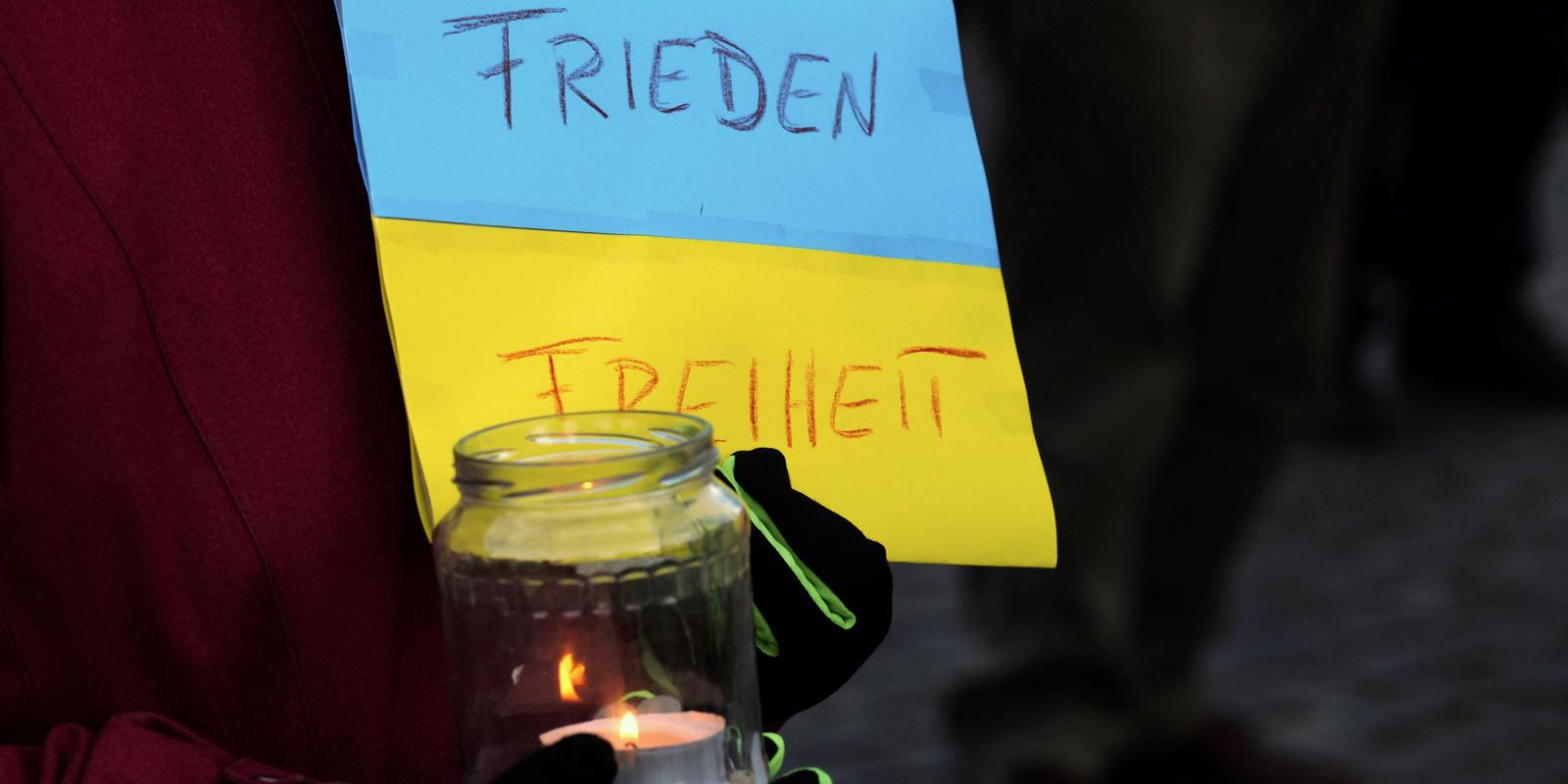 Ukraine-Flagge für den Frieden (c) Pfarrbriefservice.de Ukraine-Flagge für den Frieden