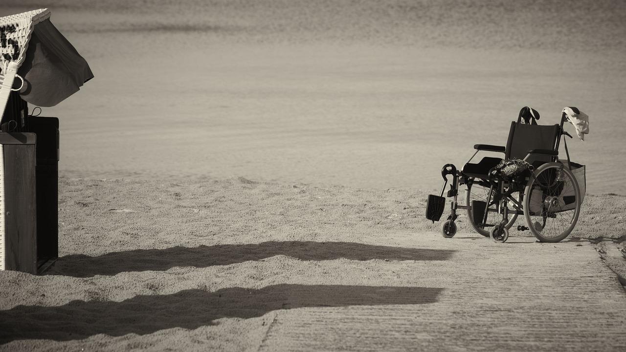 Rollstuhl am Strand