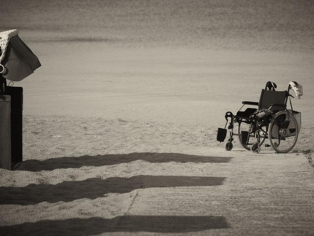 Rollstuhl am Strand