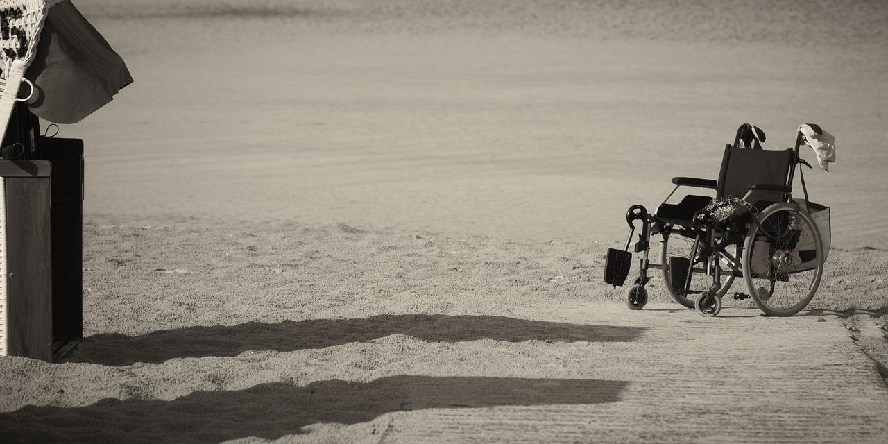 Rollstuhl am Strand